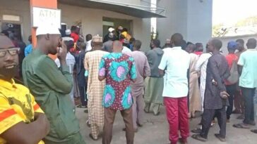 Currency: N100, N50 notes flood Awka as residents rush to dispose old bills