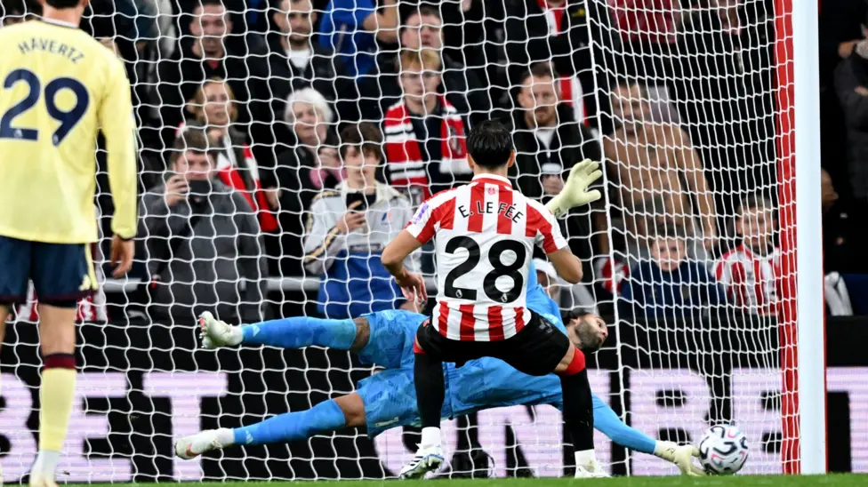 Arsenal win at Sunderland to maintain 100% start