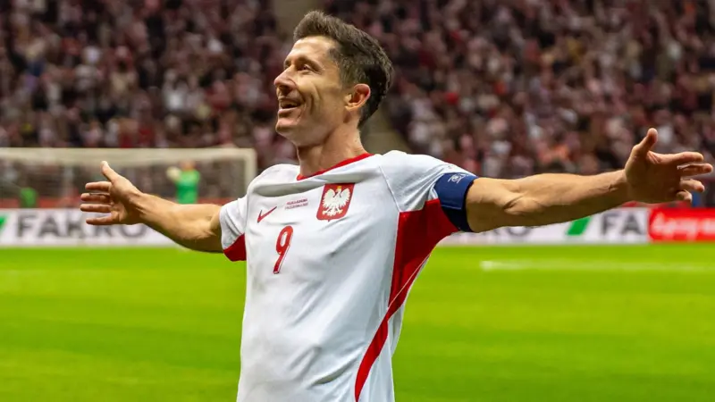 Robert Lewandowski scores hat-trick as Poland thrash Romania 6-0