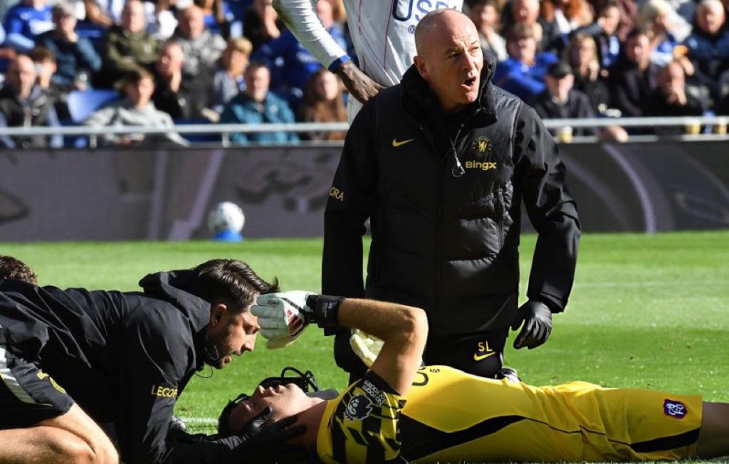 Xabi Alonso provides Emi Martinez injury update after Chelsea keeper taken to hospital