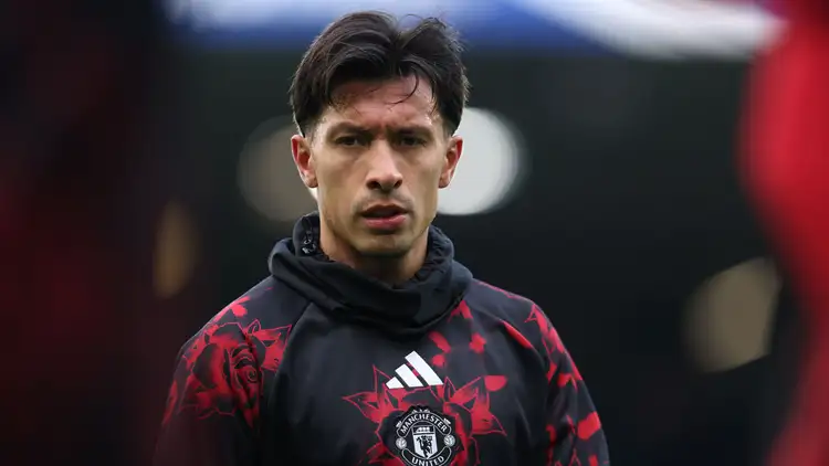 Barcelona, Atletico Madrid battle for Lisandro Martinez as Man Utd exit looms
