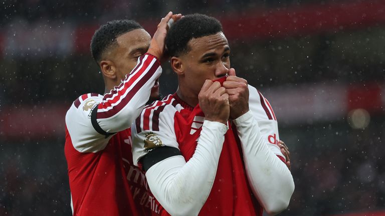 Arsenal beat Everton to draw level with Man City after leaders’ defeat